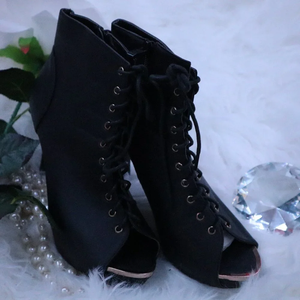 BOOTIES - Picture 1 of 2